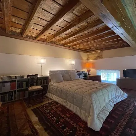 Apartament Loft Di Charme Con Travi Affrescate