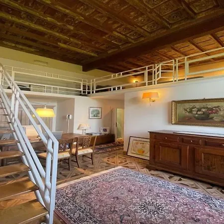 Loft Di Charme Con Travi Affrescate