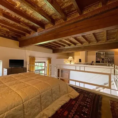 Loft Di Charme Con Travi Affrescate דירה פררה