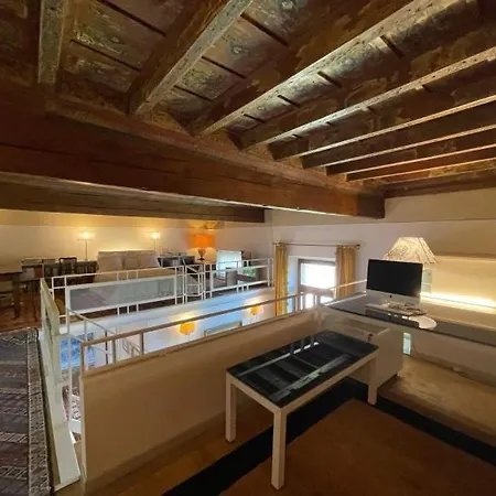 דירה Loft Di Charme Con Travi Affrescate פררה