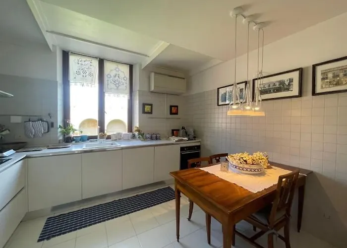 Loft Di Charme Con Travi Affrescate